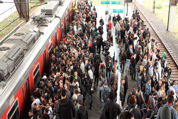 CPTM é condenada a indenizar passageiro por superlotação em trem