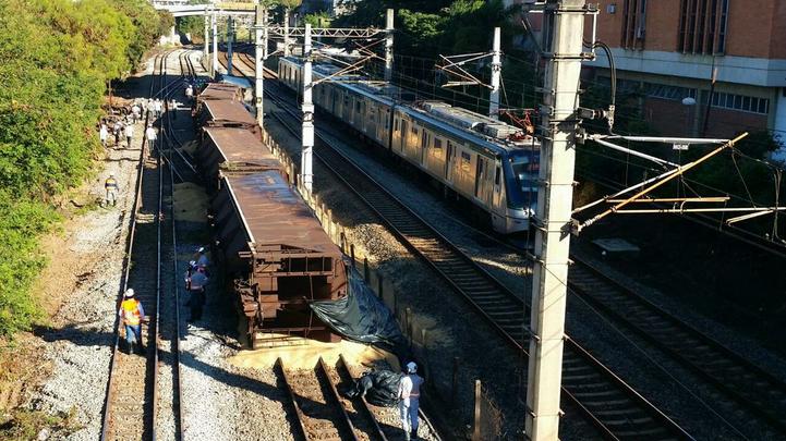 Trem descarrila e vagões tombam na linha férrea em BH