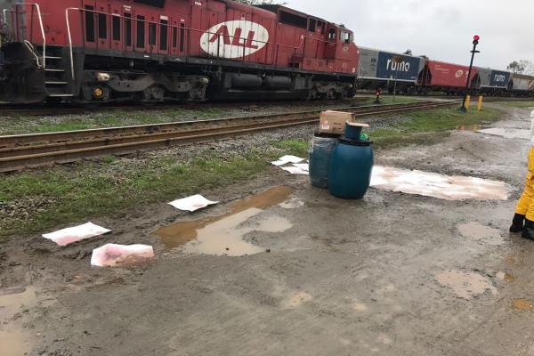 Acidente com locomotiva derrama 12 mil litros de óleo em rio de SP