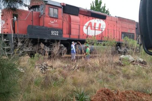 Locomotivas e vagões que transportavam combustível descarrilam em área rural de Passo Fundo