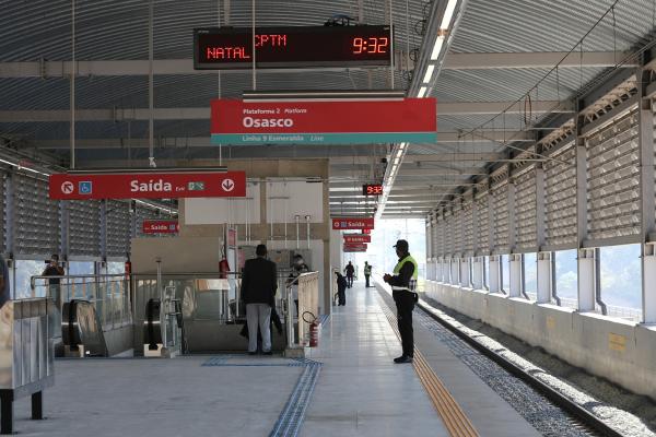 Estação Mendes-Vila Natal é inaugurada com homenagem desnecessária