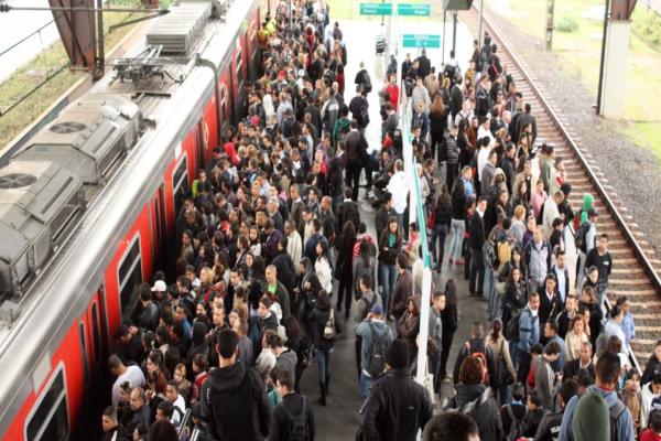 Ônibus, Metrô e trens da CPTM têm 1º dia útil após reajuste da tarifa em SP