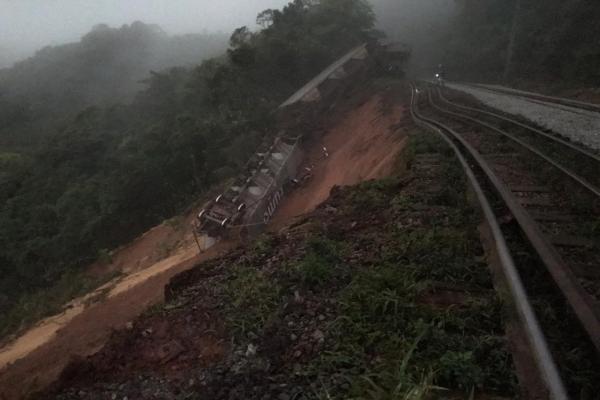 Cinco vagões da Rumo descarrilam na Serra do Mar