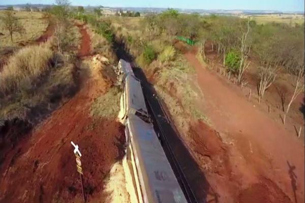 Trem descarrila na BR-050 entre Araguari e Uberlândia; funcionário morre