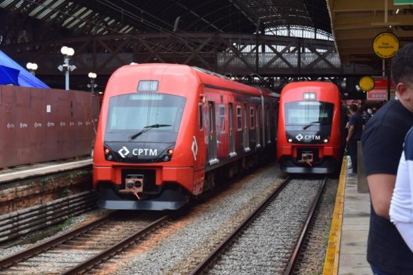 Alguns trens da CPTM ainda seguem cheios, mesmo com quarentena decretada