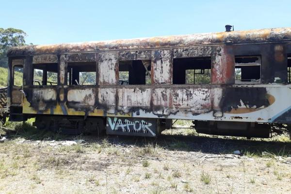 Exemplar raro de trem é vandalizado em Mairinque