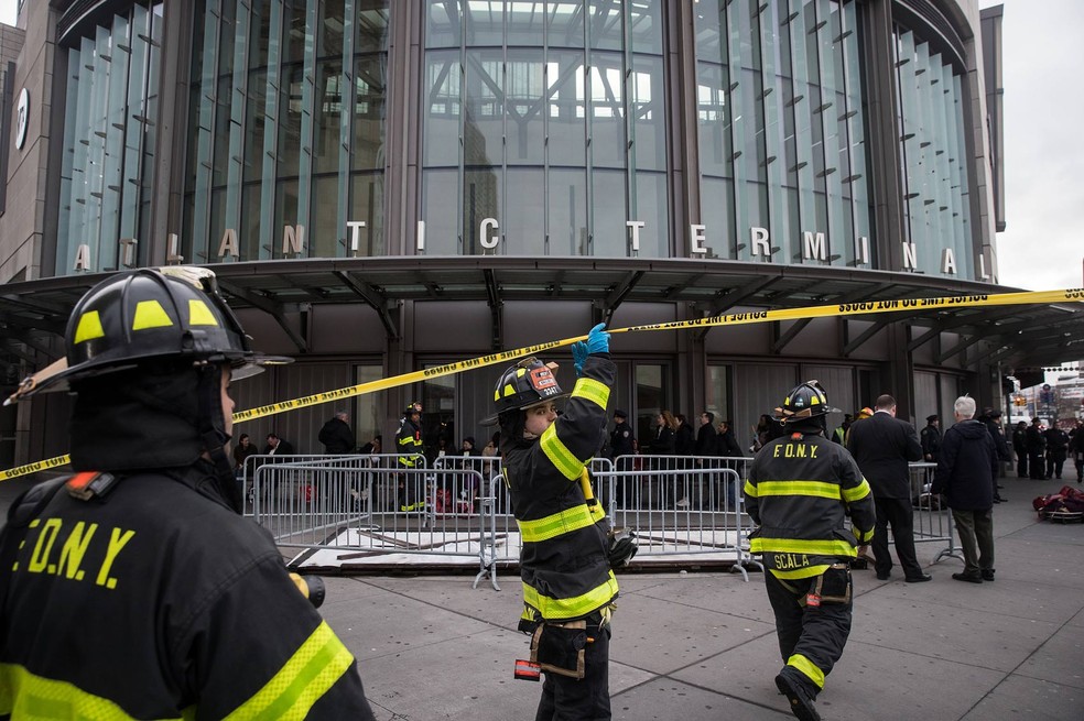 Descarrilamento de trem deixa mais de 100 feridos em Nova York