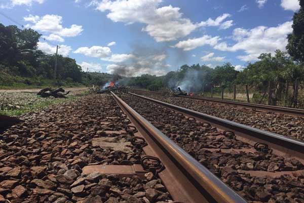 Ferrovia Vitória Minas é liberada após protesto contra a Samarco