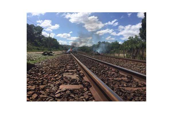 Trem Vitória a Minas volta a circular depois de desocupação da ferrovia