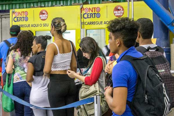 Metrô de São Paulo deixa passageiro na fila e lucra com bilhete de papel