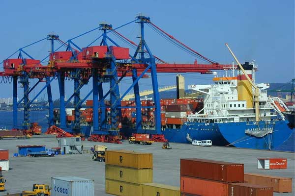 Empresários portugueses visitam porto de Santos para negociar um acordo de portos- irmãos 