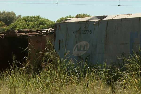 Estação com vagões abandonados acumula lixo e insetos em Rio Claro