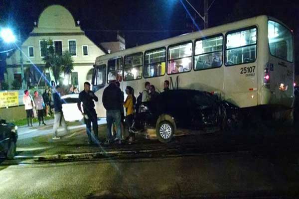 Acidente entre trem, carro e ônibus deixa quatro feridos; ALL nega que vagão se soltou