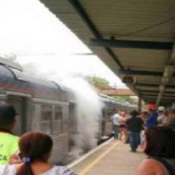 Trem da CPTM vira maria-fumaça após falha