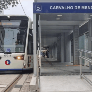 Novo trecho do VLT começa a funcionar em Santos, SP