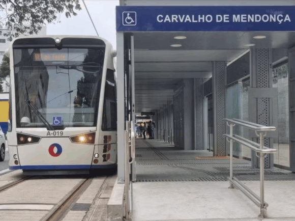 Novo trecho do VLT começa a funcionar em Santos, SP