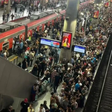 Alagamentos interditam circulação de trens da Linha 12-Safira da CPTM
