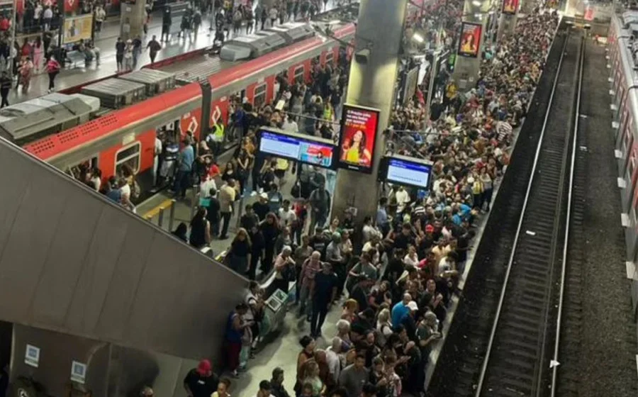 Alagamentos interditam circulação de trens da Linha 12-Safira da CPTM