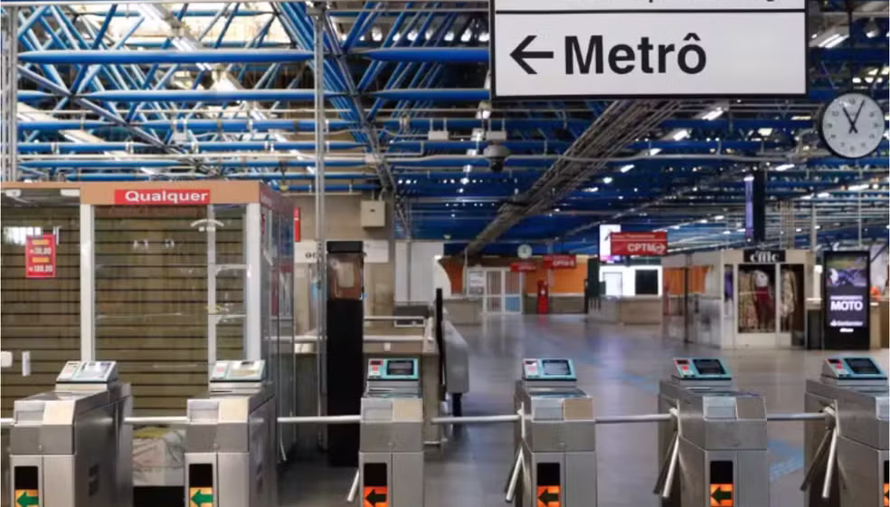 Metrô e trens de SP vão funcionar 24 horas neste carnaval e terão esquema especial para acesso ao Sambódromo