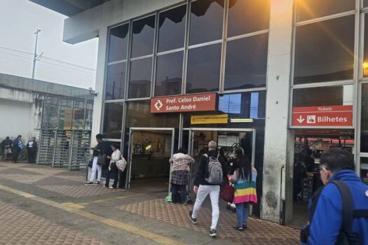 CPTM distribui livros escritos por mulheres em ação cultural