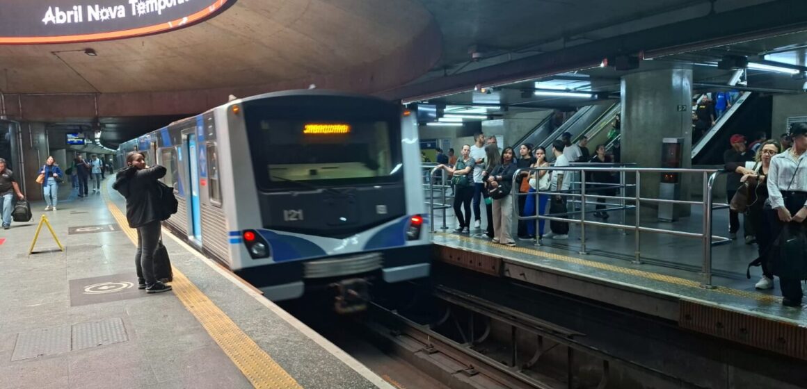 Trem partindo da estação Sé na Linha 1-Azul.