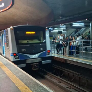 Trem partindo da estação Sé na Linha 1-Azul.