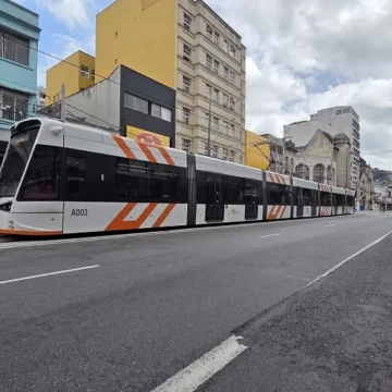 Segundo trecho do VLT em Santos começa a circular em horário integral a partir de segunda