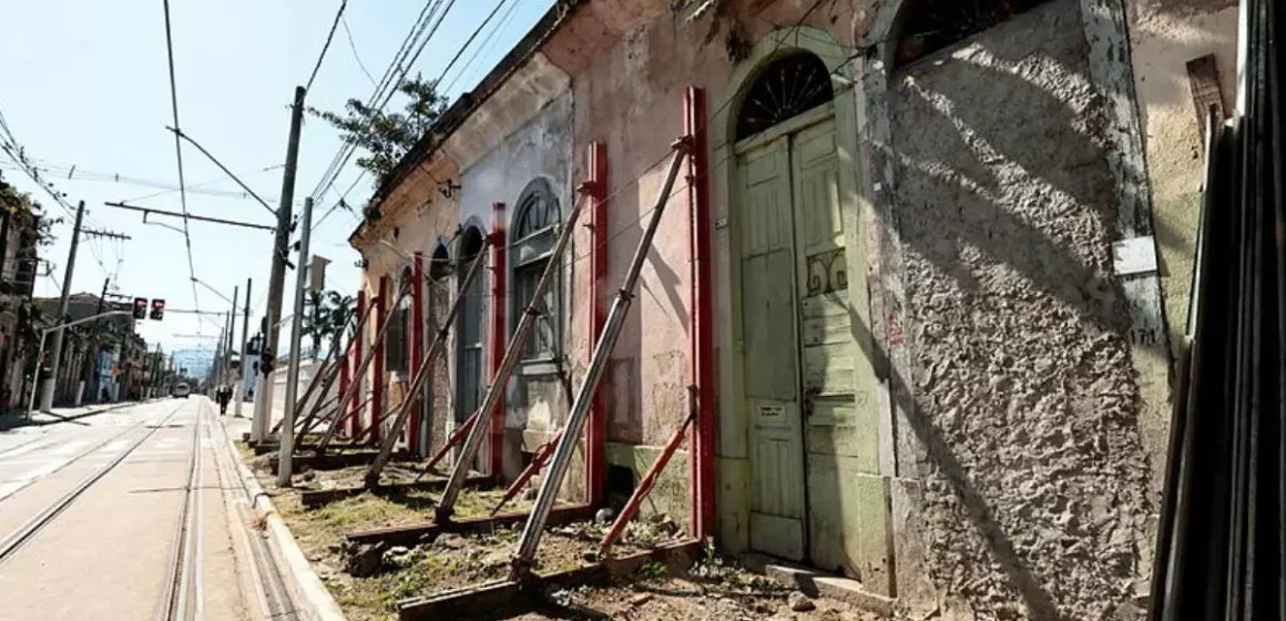 Obras do VLT em Santos deixam rachaduras em imóveis e moradores cobram solução no litoral de São Paulo