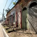 Obras do VLT em Santos deixam rachaduras em imóveis e moradores cobram solução no litoral de São Paulo