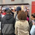 Caos na CPTM: passageiros desmaiam em trens lotados após falha na Linha 11-Coral